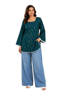 Vastraanii Women's Teal Paisley Print Cotton Top with Square Neck & Lace Detail